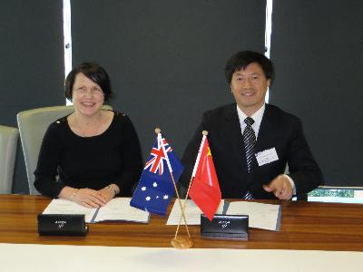 IHBI所长Patsy Yates女士与万象城allwincity官网院长刘昌胜在协议签署现场